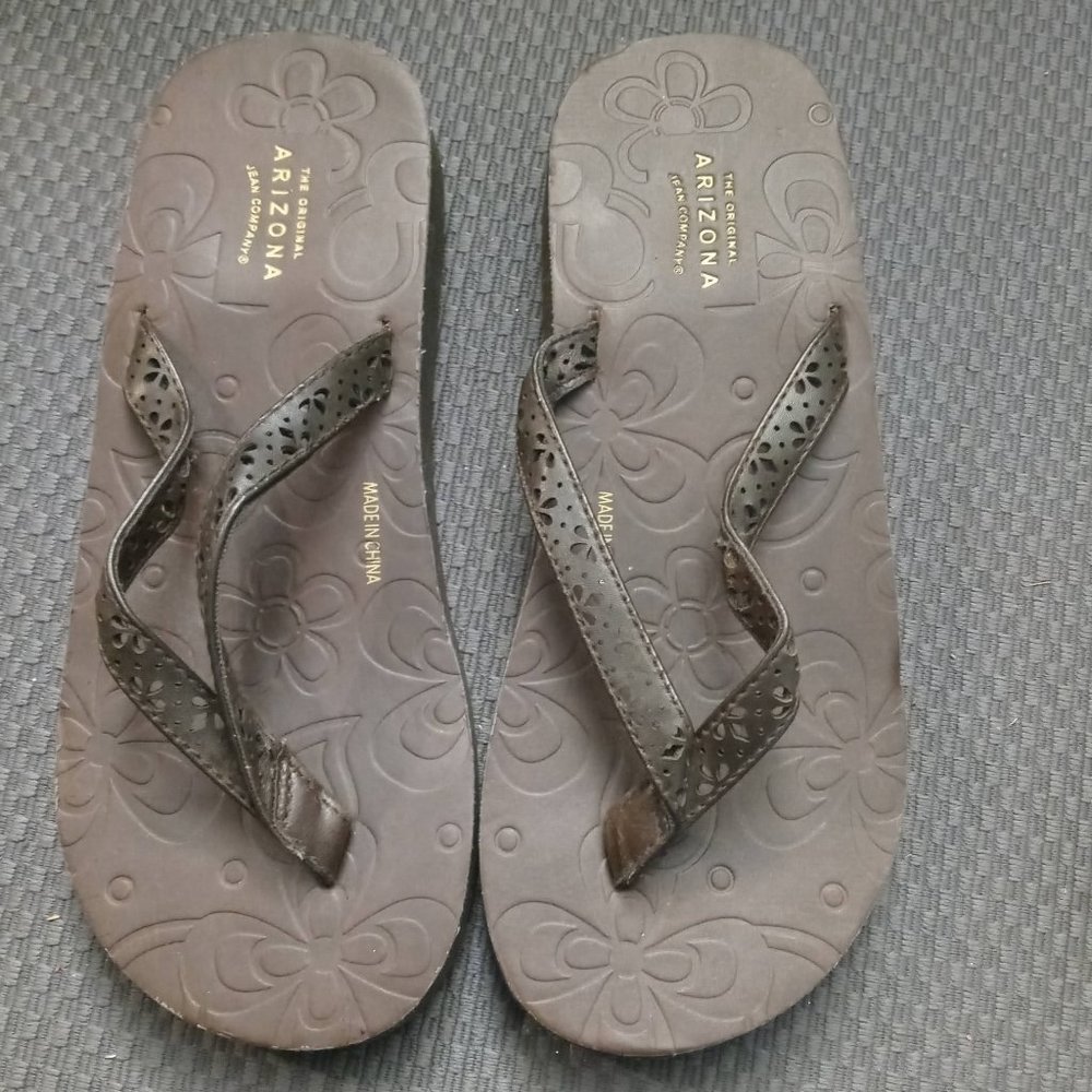 Arizona Jeans Co. Flip Flops size 5M NEW